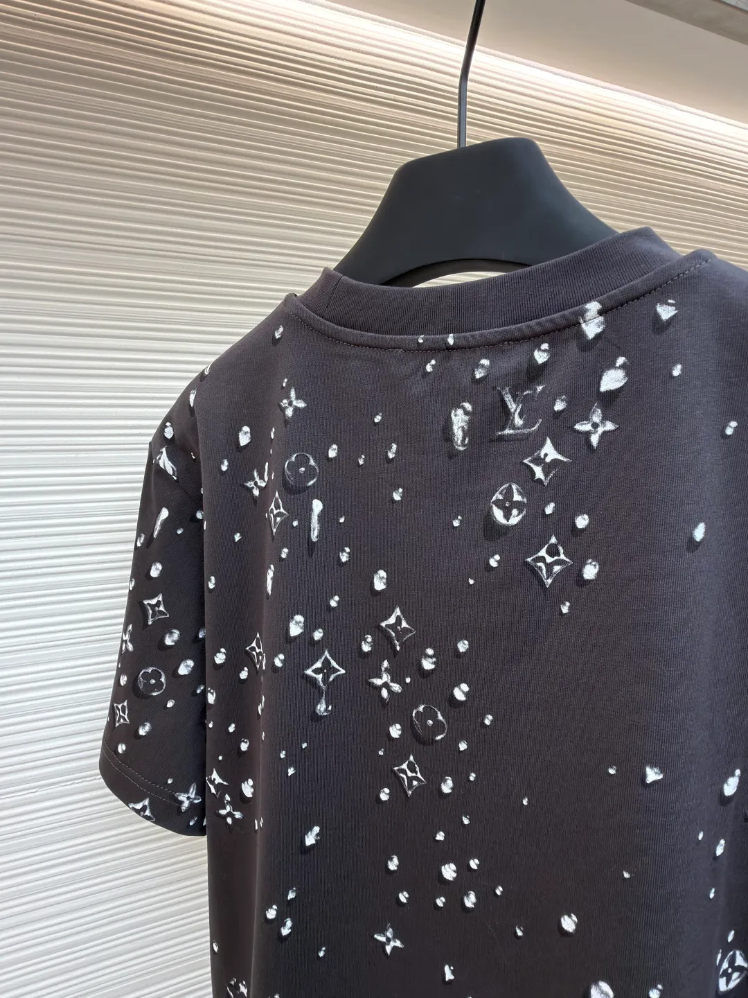 LOUIS VUITTON round neck pullover letter drop and rhinestone short-sleeved T-shirt ●Original version: purchased and developed by 11401 ●Item number: 1681671-A05 ●Fabric: cotton fabric ●Technology: printing production ●Color: black and white ●Type: fitted version ●Weight: about 235 grams ●Size: XS-S-M-L ●Description: This short-sleeved T-shirt is made of high-quality pure cotton fabric, soft to the touch and well breathable. The overall design is round neck, and the hemming at the neckline is delicate, making it comfortable to wear and not abrasive to the skin. The patterns on the chest and sleeves use high-precision digital printing technology. The patterns are clear, colorful and not easy to fade. Environmentally friendly dyes are used during the printing process to ensure no irritation to the skin. The body is cut smoothly, and the splicing of the shoulders and sleeves uses seamless technology, with natural lines and no unnecessary threads. The hem adopts fine hemming technology to enhance durability and prevent seams from opening. The overall workmanship is fine, and every stitch is even and neat, reflecting the high-quality production process. The overall wiring is straight and delicate, the fabric is comfortable and soft, and the color is consistent without color difference. It can be matched with the same style to create a fashionable look and control various occasions. Customized accessories, complete with three standards, same style for men and women!